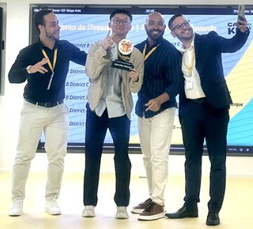 Time reunido em uma conquista construída coletivamente.